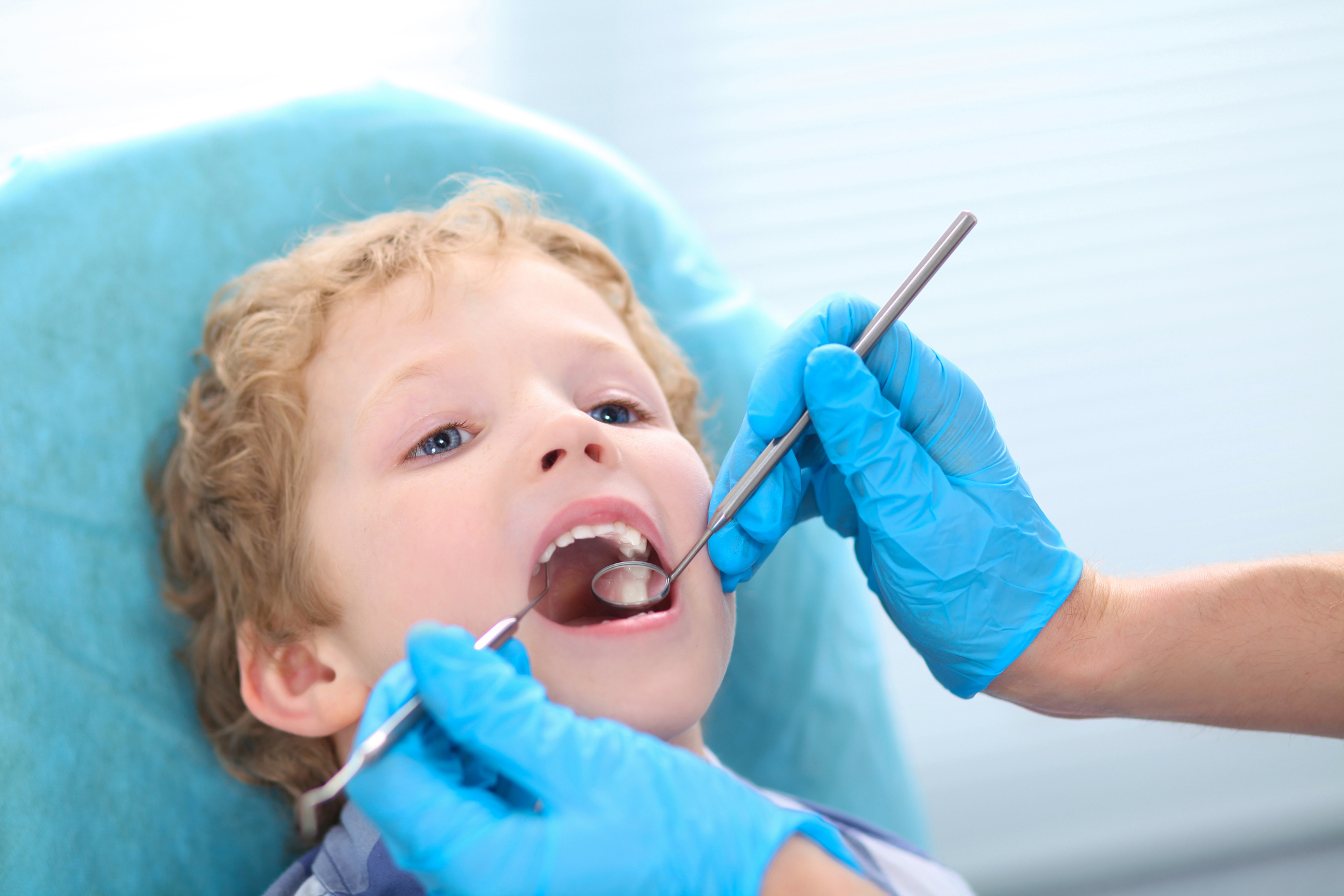 Счастливый ребенок у стоматолога
